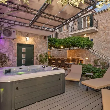 Elizabeta By Guide Makarska