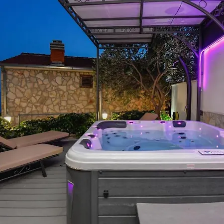 Elizabeta By Guide * Makarska