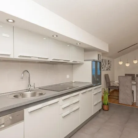 Elizabeta By Guide * Makarska