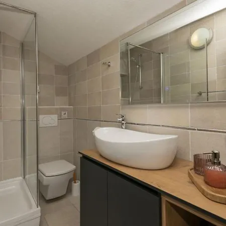 Elizabeta By Guide * Makarská