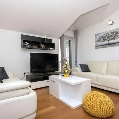 Elizabeta By Guide Vila Makarská