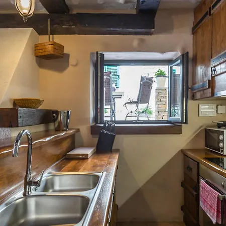 Elizabeta By Guide * Makarská