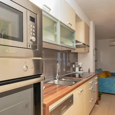 Elizabeta By Guide * Makarská