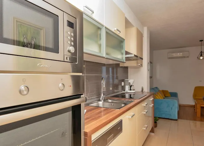 Elizabeta By Guide * Makarska