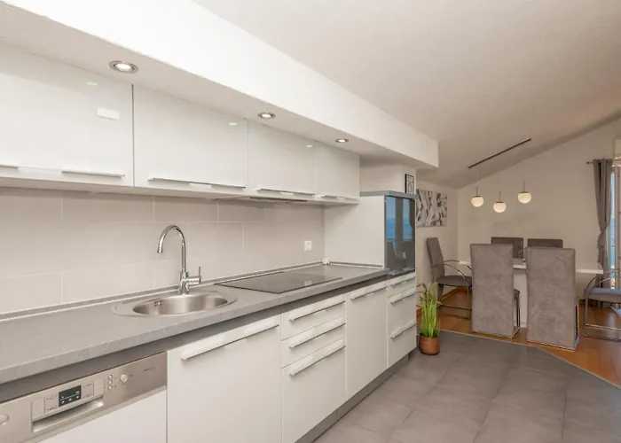 Elizabeta By Guide * Makarska