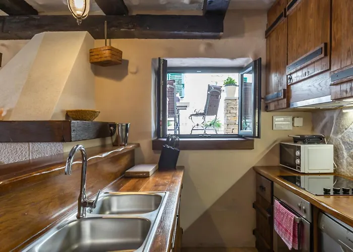 Elizabeta By Guide * Makarska